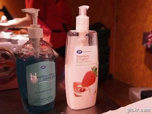 Proses pembuatan cetakan tangan dari lilin.